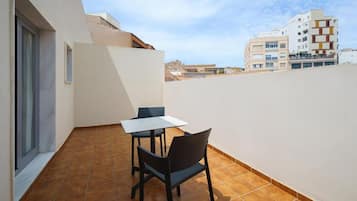 Minibar, escritorio, tabla de planchar con plancha y wifi gratis