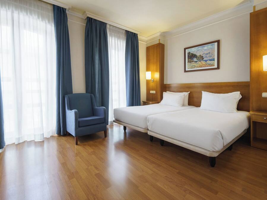 Minibar, värdeförvaringsskåp på rummet, skrivbord och gratis wi-fi