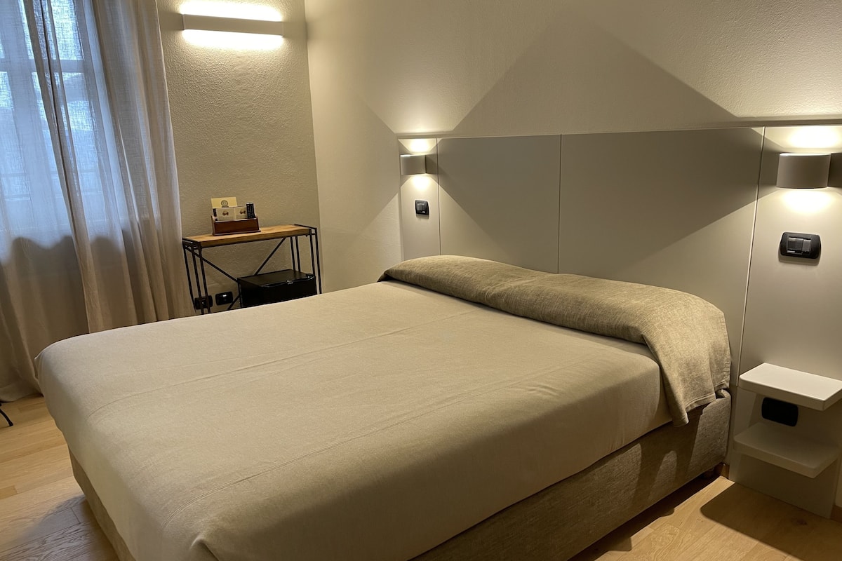 Standaard kamer, 1 tweepersoonsbed | 1 slaapkamer, donzen dekbedden, een minibar, een laptopwerkplek