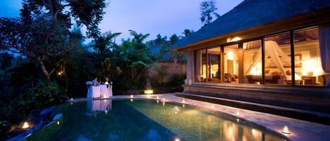 Innendørsbasseng og utendørsbasseng