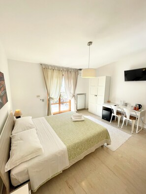 Down comforters, pillowtop beds, minibar, individually decorated - B&B Le Saline (Taranto)
