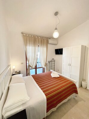 Down comforters, pillowtop beds, minibar, individually decorated - B&B Le Saline (Taranto)