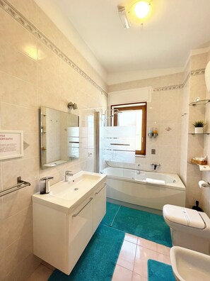 Triple Room, Non Smoking, Private Bathroom | Bathroom | Free toiletries, hair dryer, towels, soap - B&B Le Saline (Taranto)