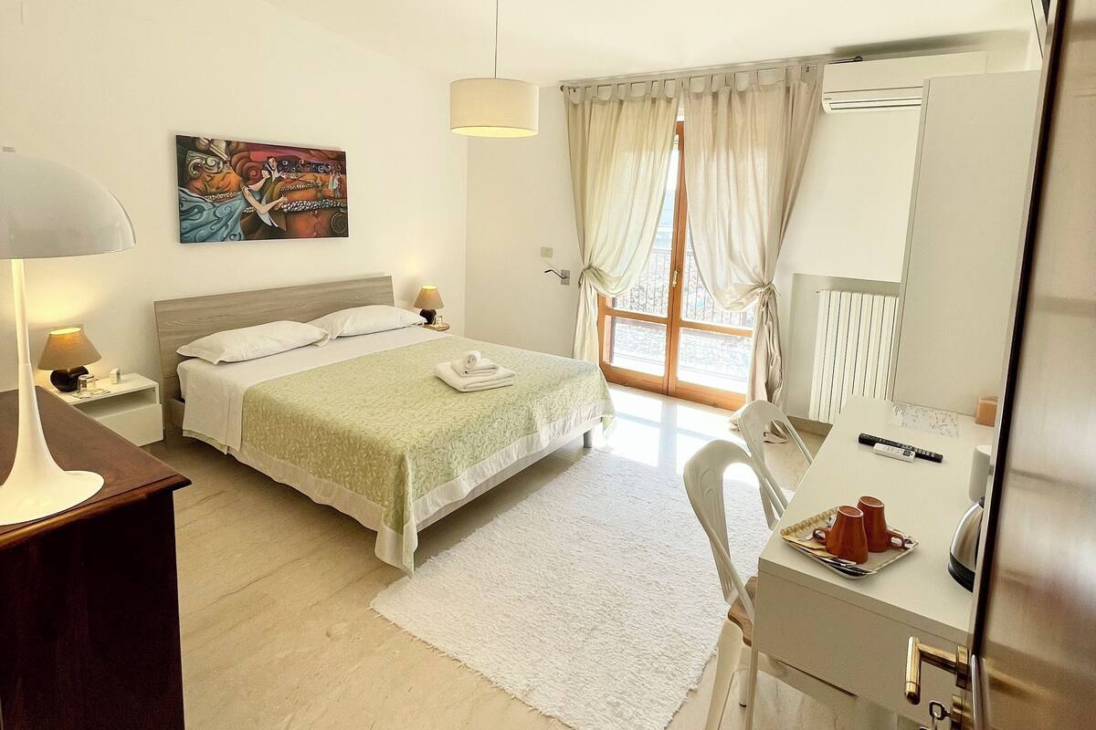 Tweepersoonskamer, 1 queensize bed, niet-roken, gedeelde badkamer | Donzen dekbedden, pillowtop-bedden, een minibar, individueel gedecoreerd