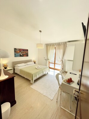 Cubrecamas, colchones con pillow-top y minibar 