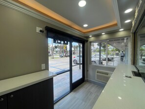 Lobby - SimpleStay Suites - San Bernardino (San Bernardino)