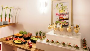 A buffet table with fruits, vegetables, and drinks. - Leonardo Hotel Hannover (Hannover)