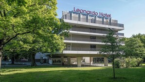 A multi-story hotel with a prominent "Leonardo Hotel" sign. - Leonardo Hotel Hannover (Hannover)