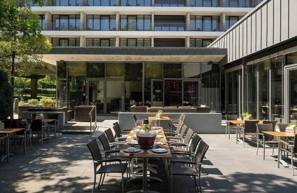 Outdoor dining - Leonardo Hotel Hannover (Hannover)