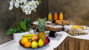 A buffet table with fruits, pastries, and juice. - Venice Maggior Consiglio (Venice)