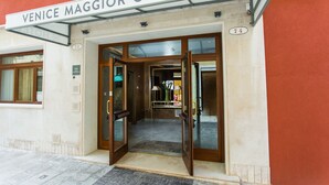 The entrance to Venice Maggior Consiglio hotel with a sign above the door and a number plaque on the wall. - Venice Maggior Consiglio (Venice)