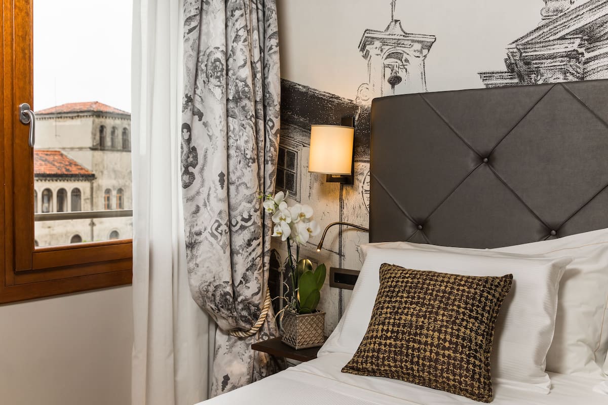 Deluxe Triple Room | Hypo-allergenic bedding, minibar, desk, soundproofing