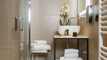 Douche, douche à « effet pluie », bidet, serviettes fournies