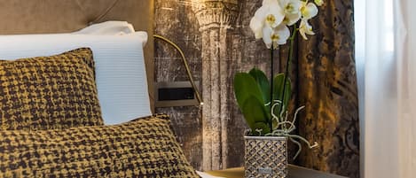 Hypo-allergenic bedding, minibar, desk, soundproofing