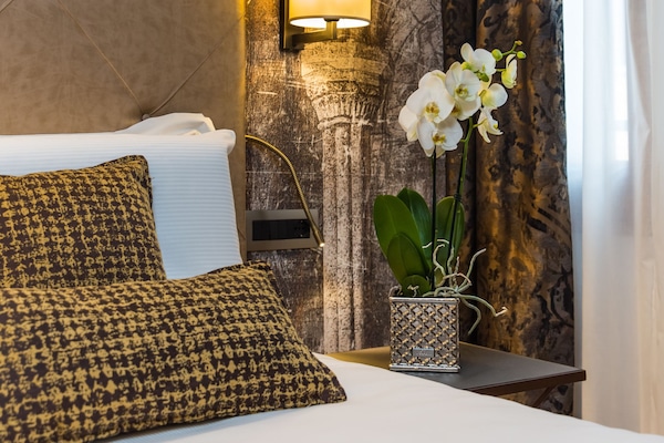 Hypo-allergenic bedding, minibar, desk, soundproofing