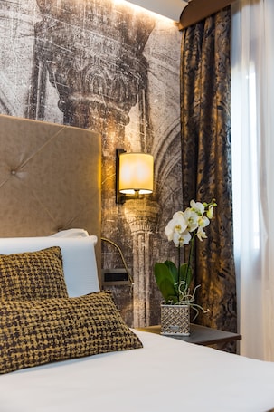 Ropa de cama hipoalergénica, minibar y escritorio