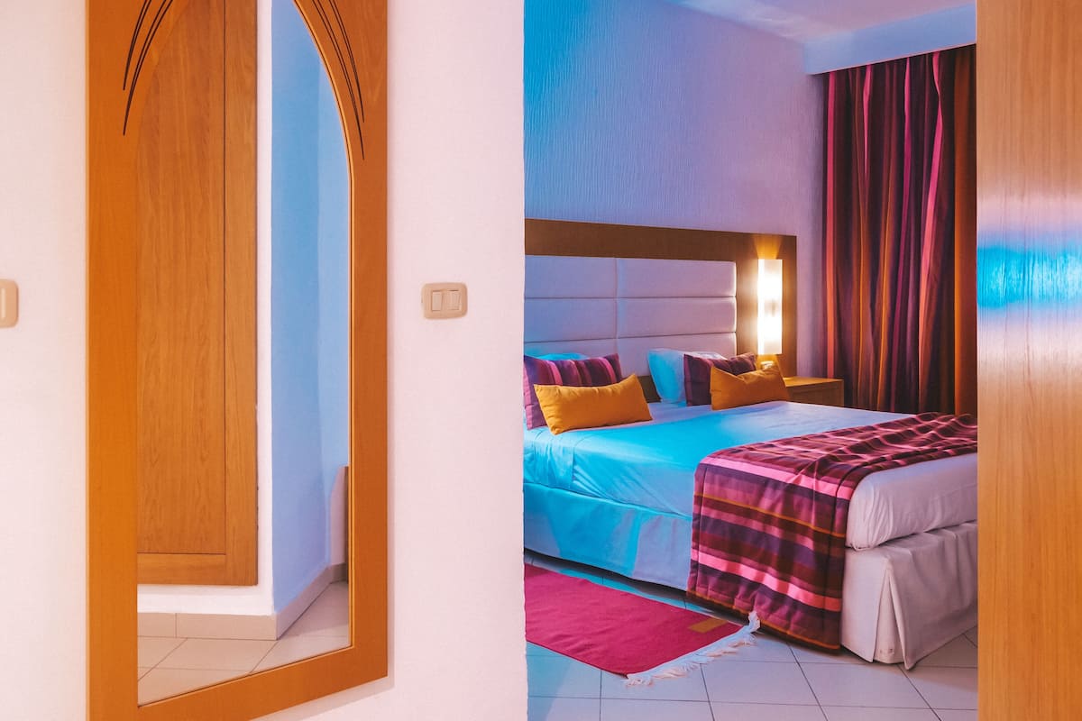 minibar, in-room safe, blackout curtains, bed sheets