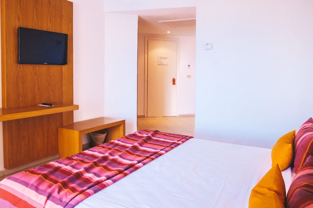 Standaard tweepersoonskamer | Een minibar, een kluis op de kamer, verduisterende gordijnen, beddengoed