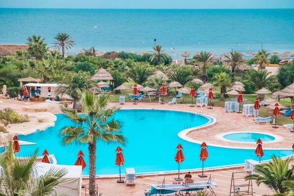 2 piscines extérieures, parasols de plage, chaises longues