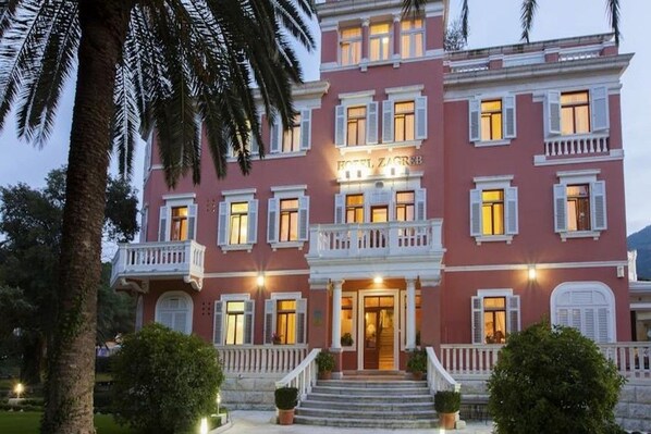 施設の正面 (日没後)