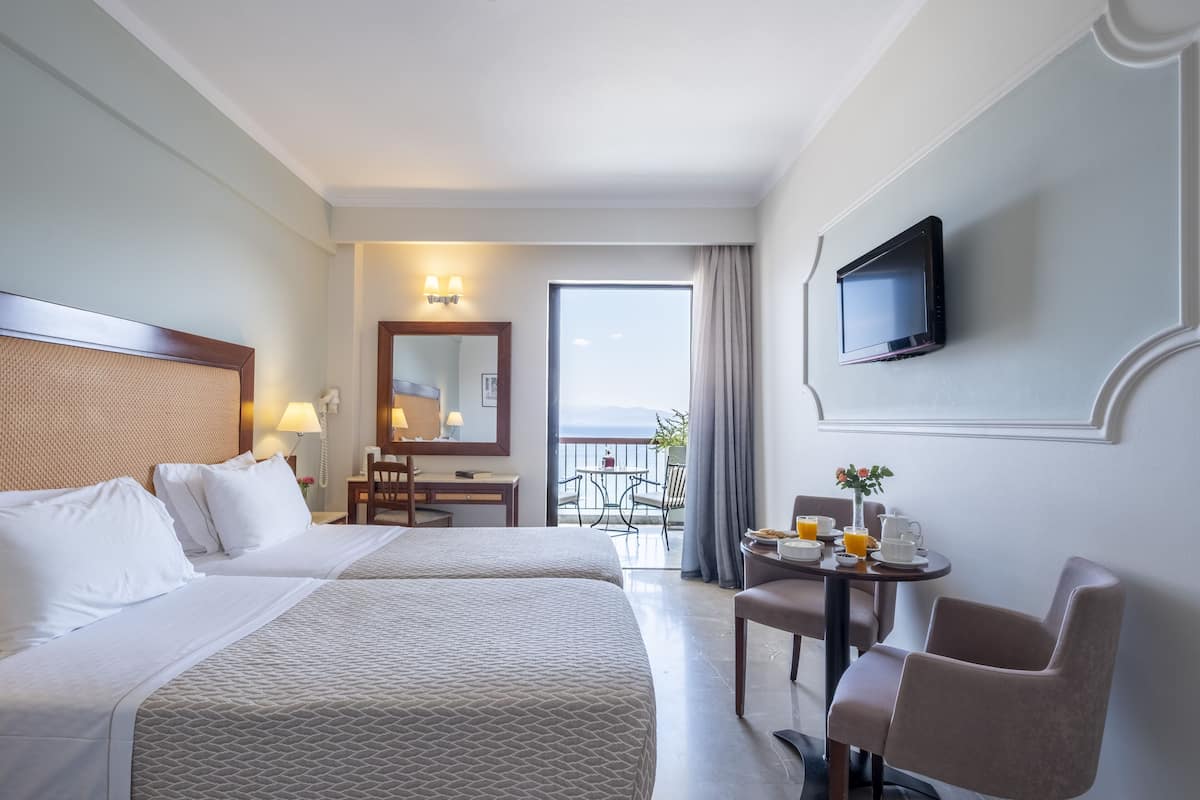 Kamer, 1 twee- of 2 eenpersoonsbedden, balkon, uitzicht op zee | Een kluis op de kamer, gratis babybedden, gratis wifi, beddengoed