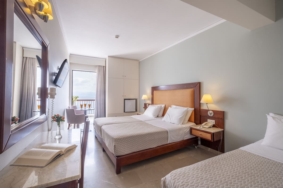 Driepersoonskamer, balkon, uitzicht op zee | Een kluis op de kamer, gratis babybedden, gratis wifi, beddengoed