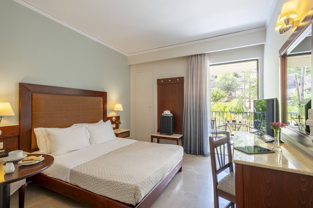 Eenpersoonskamer, balkon, uitzicht op tuin | Een kluis op de kamer, gratis babybedden, gratis wifi, beddengoed