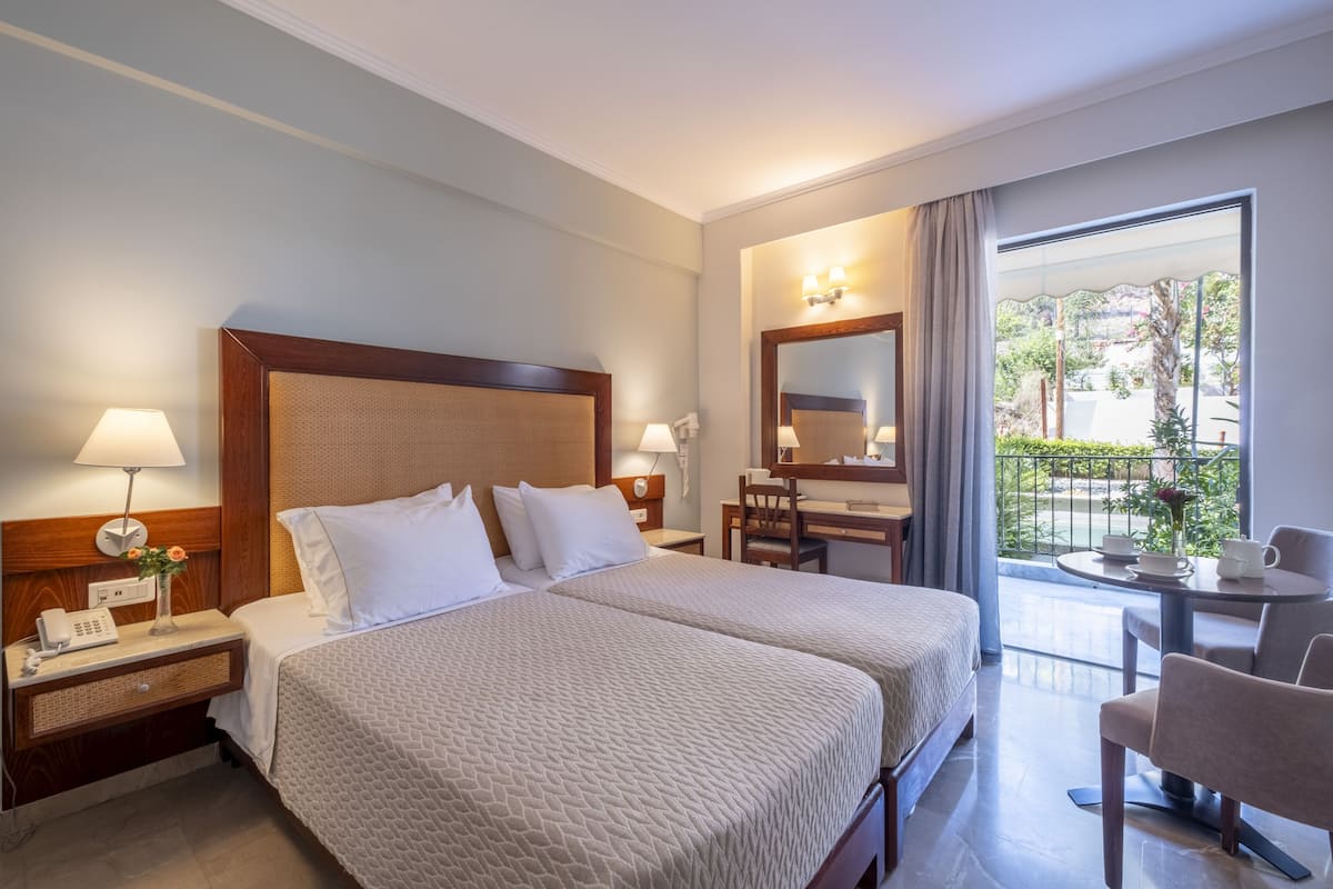 Kamer, 1 twee- of 2 eenpersoonsbedden, balkon, uitzicht op tuin | Een kluis op de kamer, gratis babybedden, gratis wifi, beddengoed
