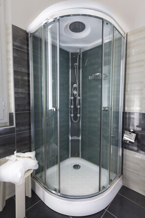 Shower, free toiletries, hair dryer, bidet - Hotel Spiaggia Marconi (Rimini)