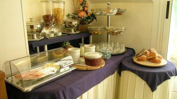 Frühstück und Abendessen, lokale Küche