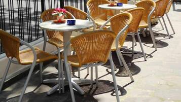 Phục vụ bữa sáng và bữa tối, đặc sản địa phương