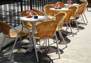 Petit déjeuner et dîner servis sur place, spécialités Cuisine locale