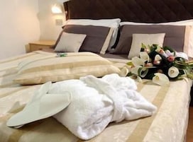 Ropa de cama de alta calidad y caja de seguridad en la habitación