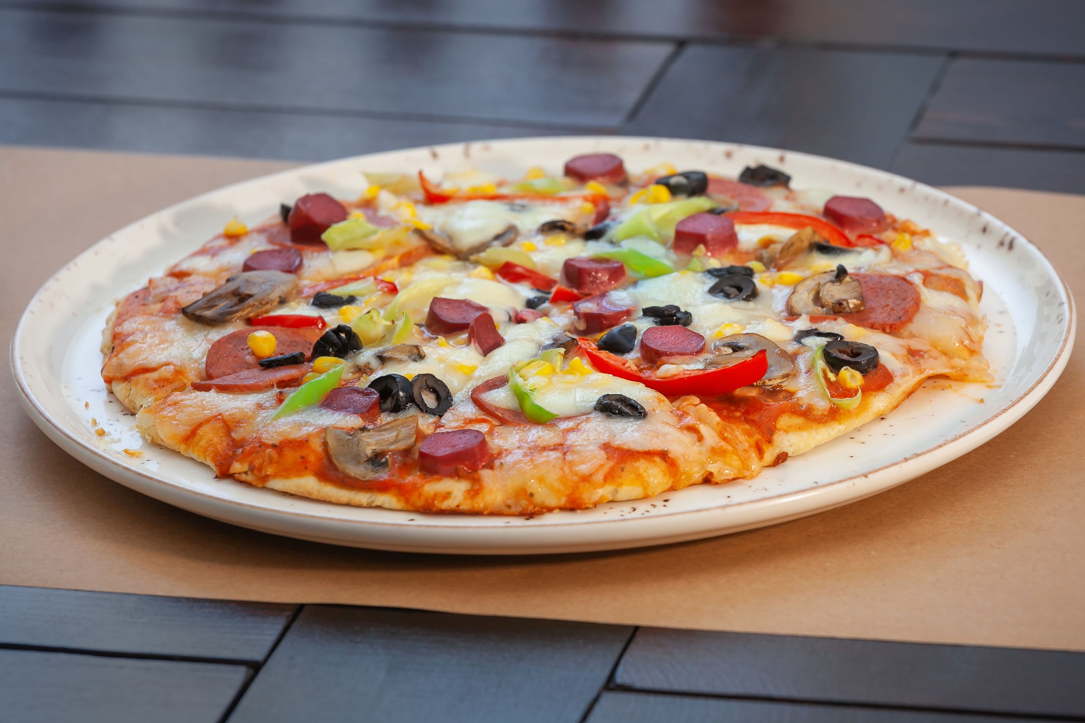 Una pizza con diferentes ingredientes sobre un plato.