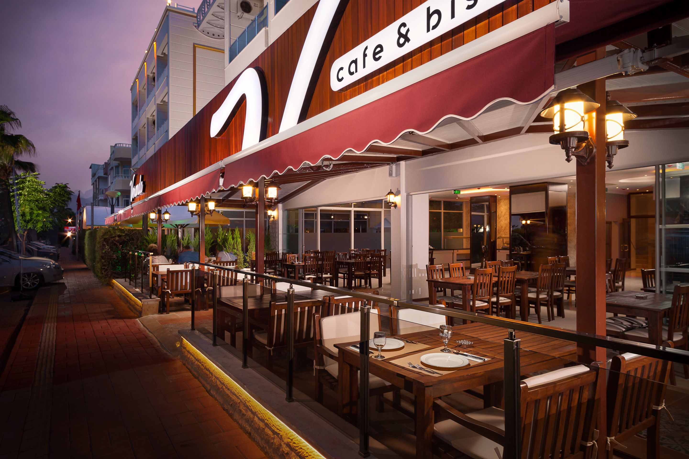 breakfast, lunch, dinner served; international cuisine