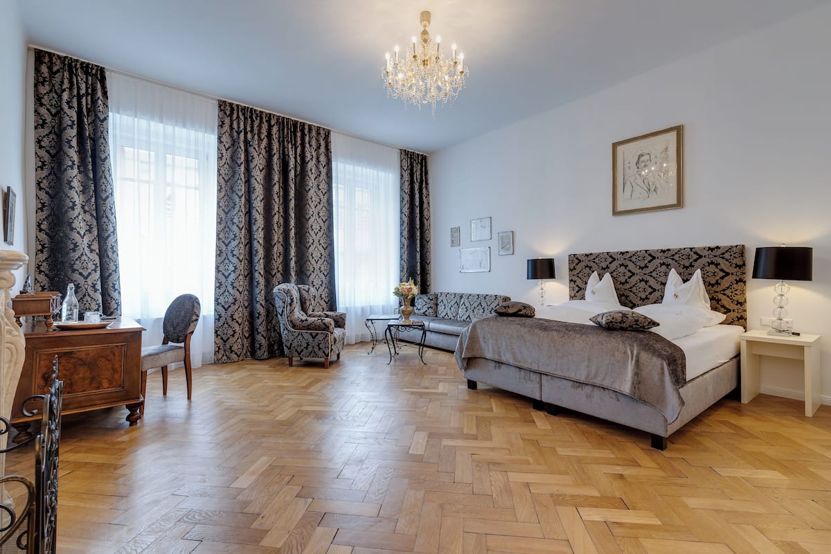 Ein geräumiges Schlafzimmer mit einem großen Bett, einem Schreibtisch und einem Sessel.
