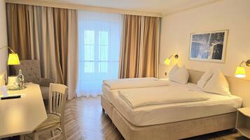 Classic-Doppel- oder -Zweibettzimmer, Stadtblick | Schreibtisch, laptopgeeigneter Arbeitsplatz, Verdunkelungsvorhänge