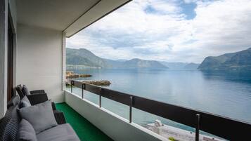 Deluxe Double Room, Private Bathroom, Sea View (Balcony) | Peralatan tempat tidur premium, meja, langsir/tirai gelap terus