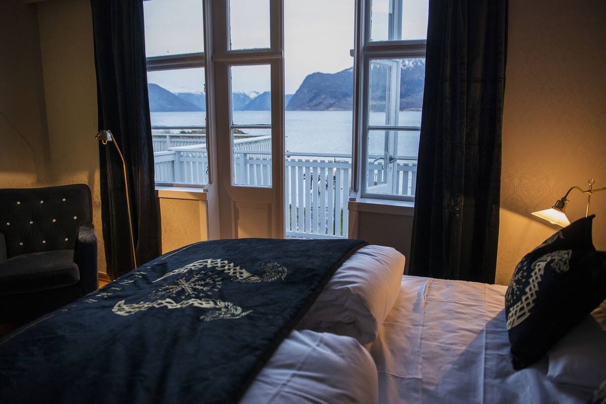 deluxe double room, private bathroom, sea view (balcony) | 1 bedroom, premium bedding, desk, blackout curtains