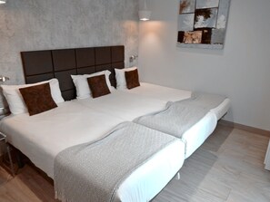 Standard Double Room (Matrimonial) | In-room safe, individually decorated, individually furnished, desk - Hotel Lloret Ramblas  (Barcelona)