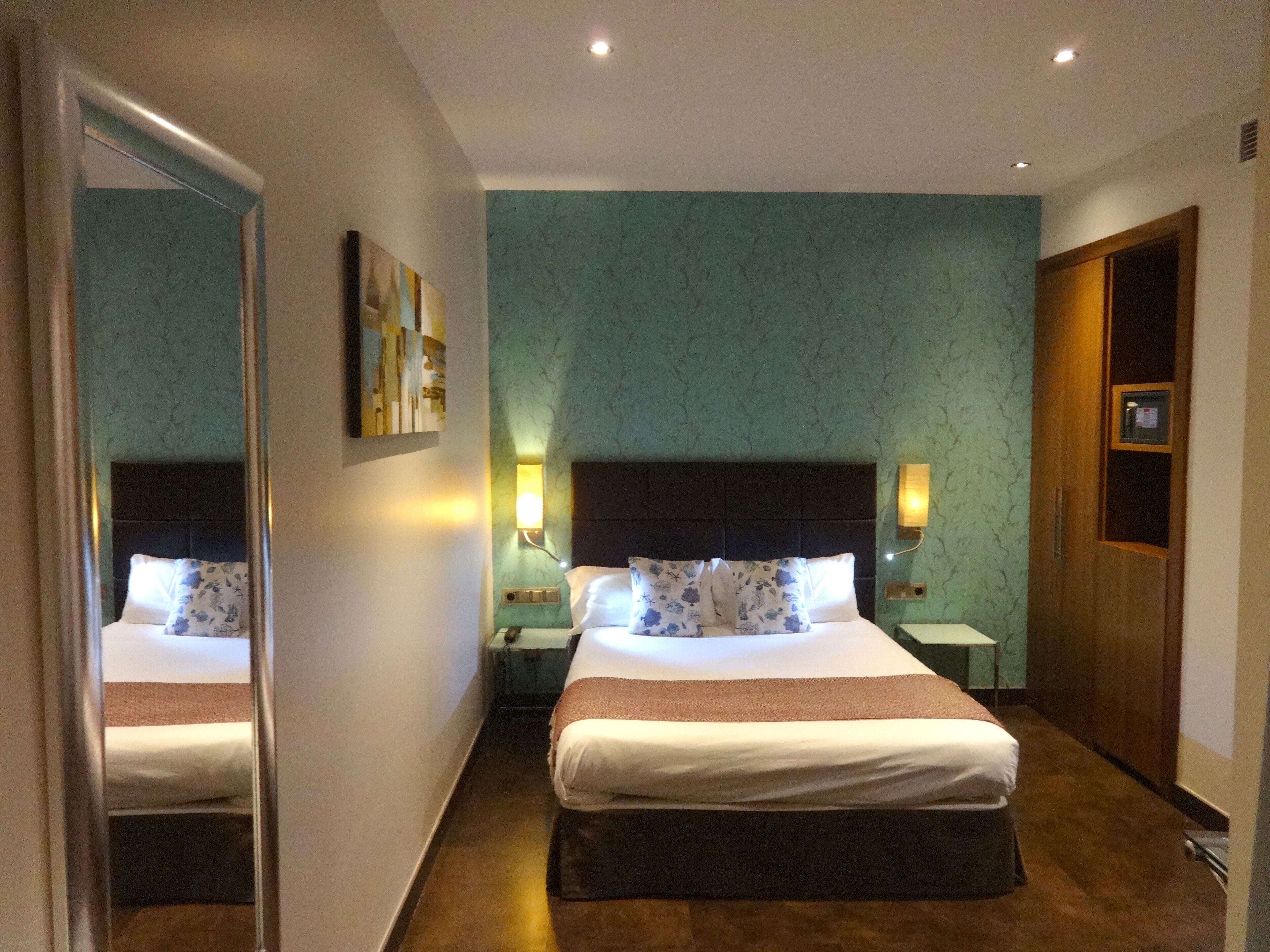 슈피리어 더블룸 | 객실 내 금고, 각각 다른 스타일의 인테리어, 각각 다르게 가구 비치, 책상