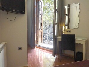 Camera doppia, vista città | Una cassaforte in camera, con stile personalizzato