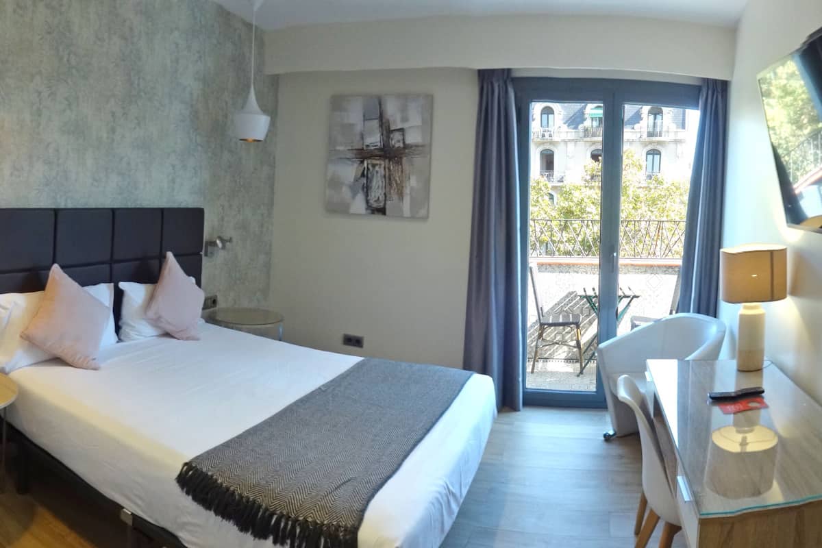 Superior Double Room (With balcony) | 客房內保險箱、書桌、免費無線上網、獨特裝潢