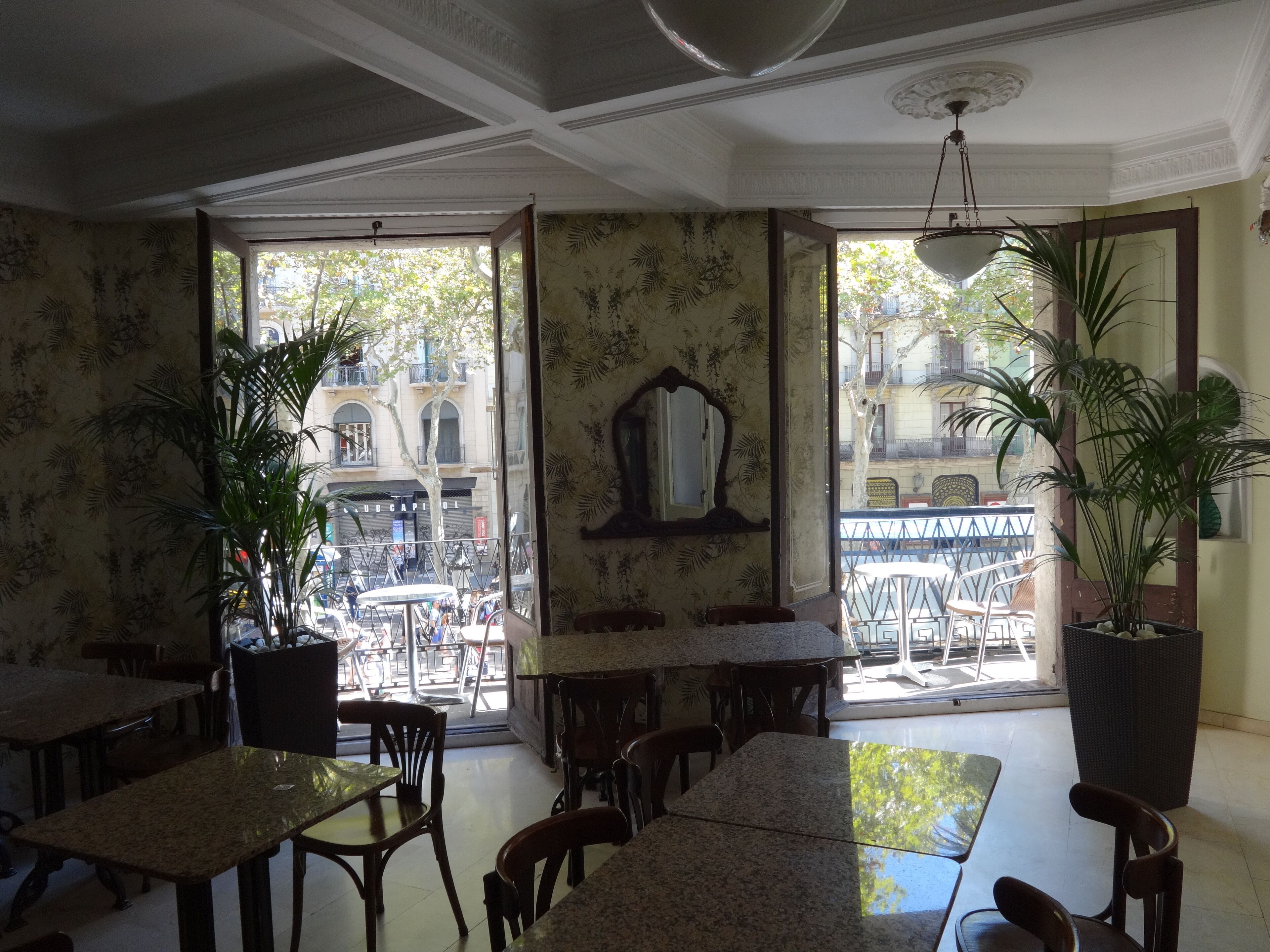 Desayuno continental (EUR 10 por persona) 