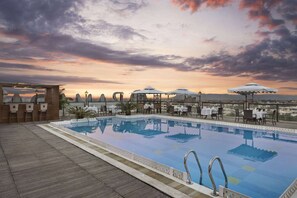 Outdoor pool - Ramada by Wyndham Jaipur (Jaipur)