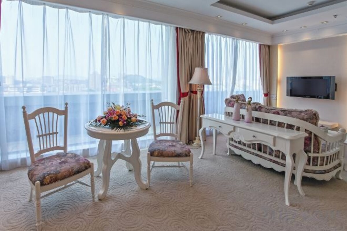 Deluxe Business Suite