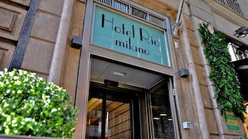 Een hotelinrit met een bord waarop 'Hotel Rio milano' staat.