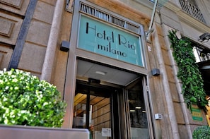 Entrada de un hotel con un letrero que dice 'Hotel Rio milano'.