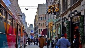 A street with a hotel named "HOTEL RIO" and a building with "FUGAZI" signage. - Hotel Rio (Milan)