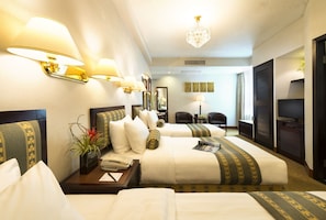 Habitación triple, vista a la ciudad